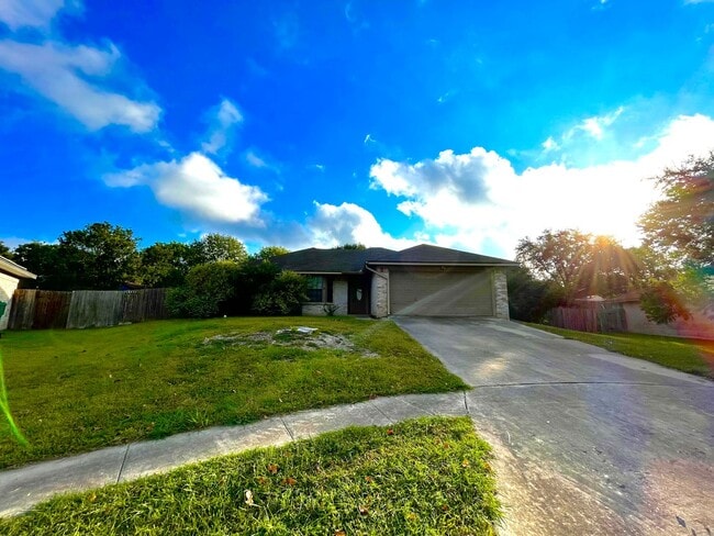 Building Photo - CUTE 3 BEDROOM HOME ON CUL-DE-SAC WITH LARGE BACK YARD*FRESH INTERIOR PAINT*2 CAR GARAGE*FIREPLAC...