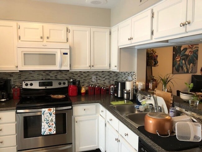 Building Photo - WILLOW CREEK POINTE