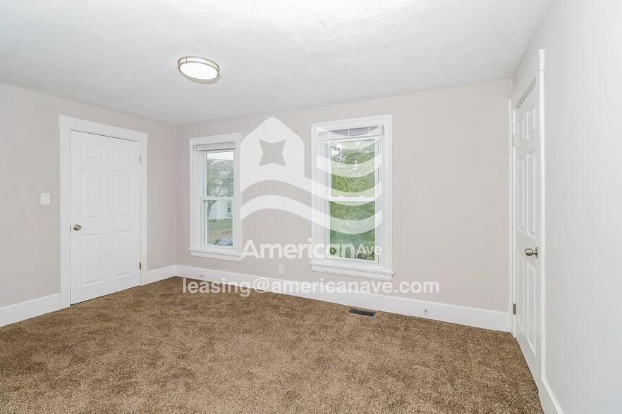 Building Photo - 2340 Elmo Ave