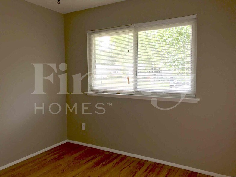 Building Photo - 910 Claver Ln
