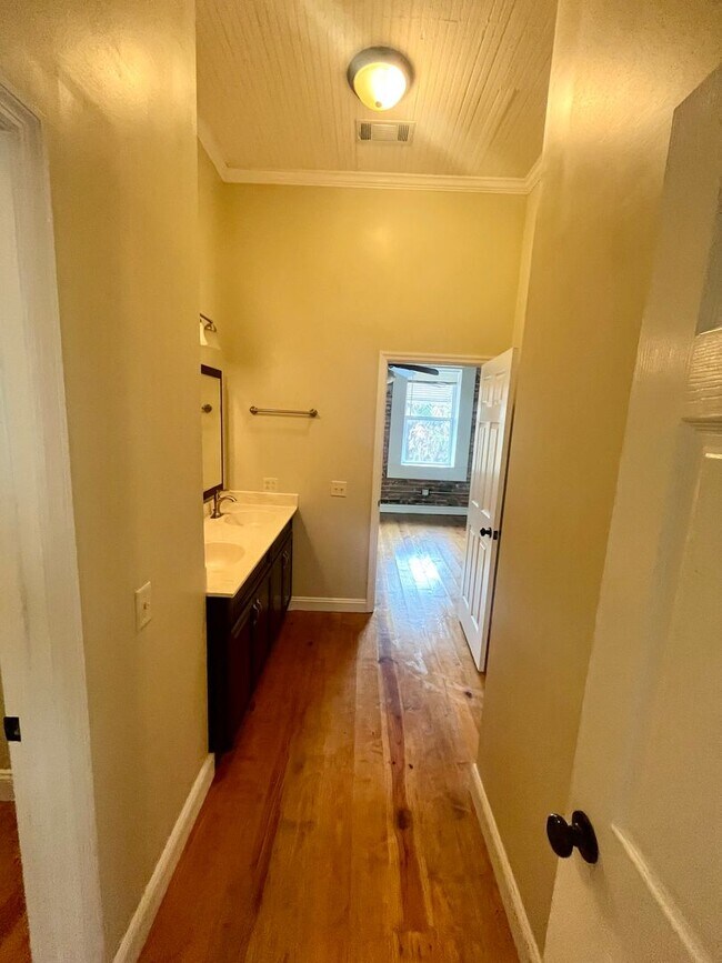 Building Photo - 25 W Oak St