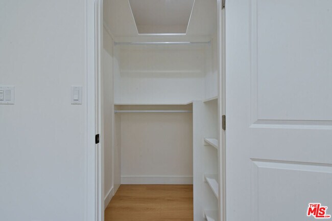 Building Photo - 26065 Farmfield Rd