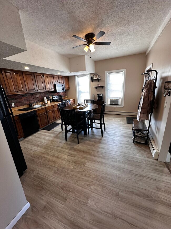 Building Photo - 853 Townsend Ave