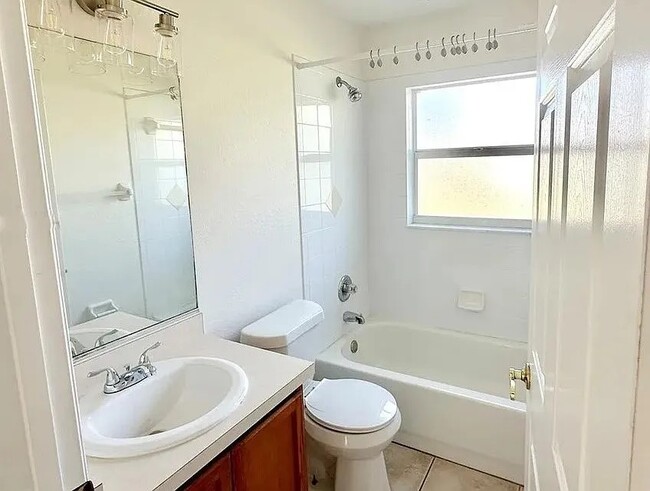 Building Photo - 826 Berry Hill Cir