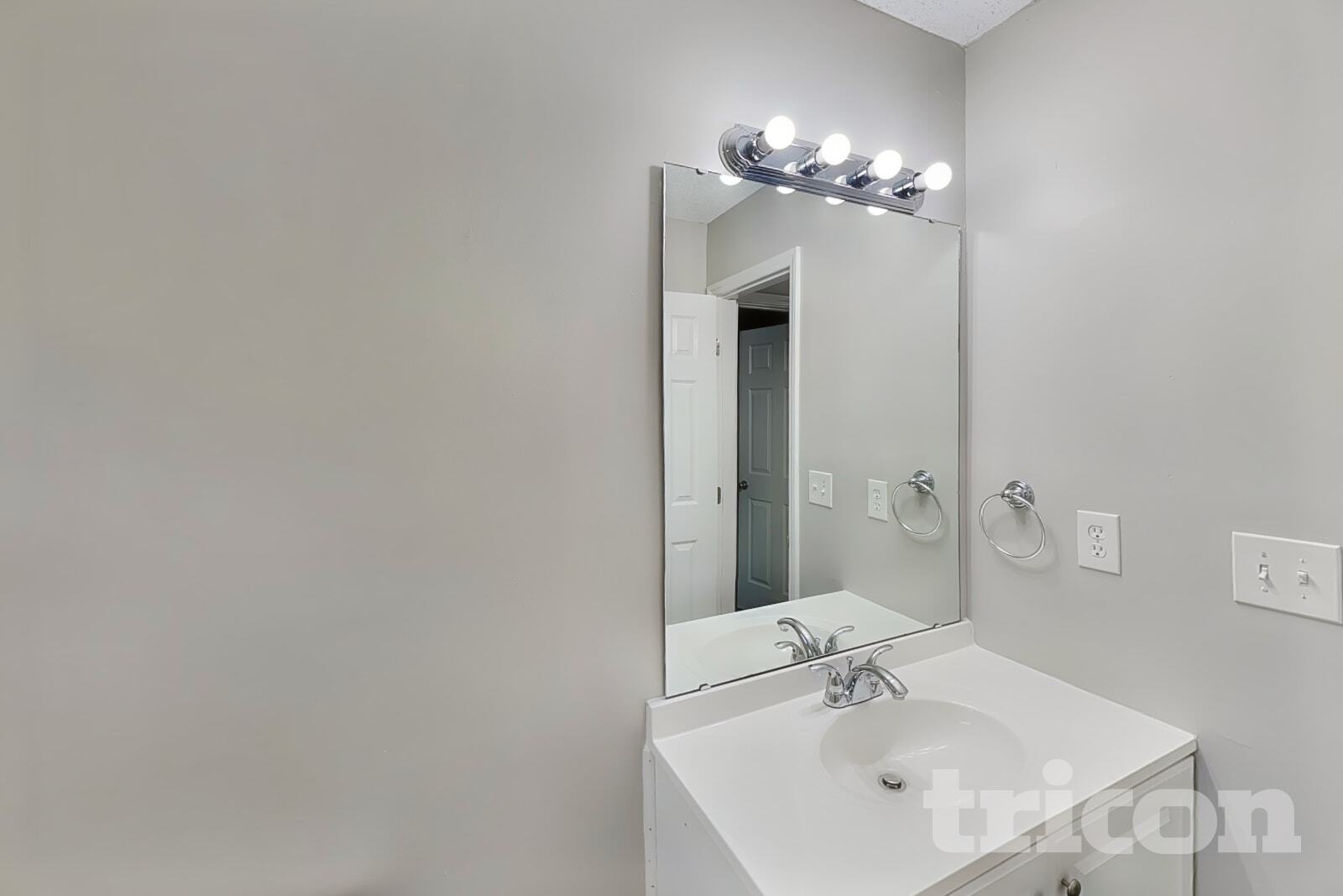 Building Photo - 8820 Kismet Dr
