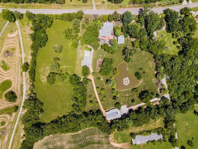 Building Photo - 405 Webb Rd W