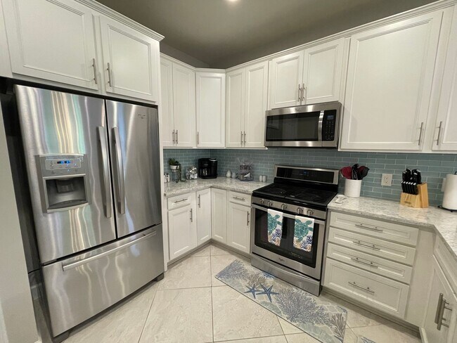 Building Photo - 7627 Jacaranda Ln