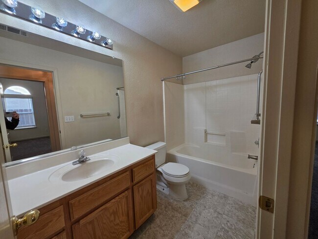 Building Photo - Single story home near CSU Stanislaus!