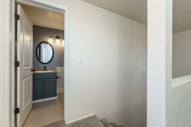 Building Photo - 4 Bedroom 2.5 Bathroom With Large Fenced B...