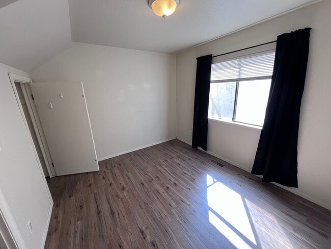 Building Photo - Charming 2-bedroom, 1.5-bathroom