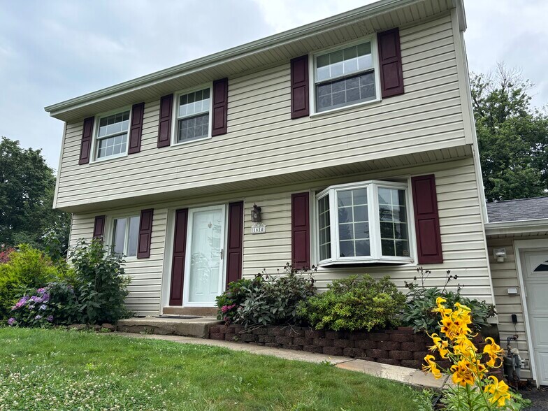 Building Photo - 1614 Woodford Way