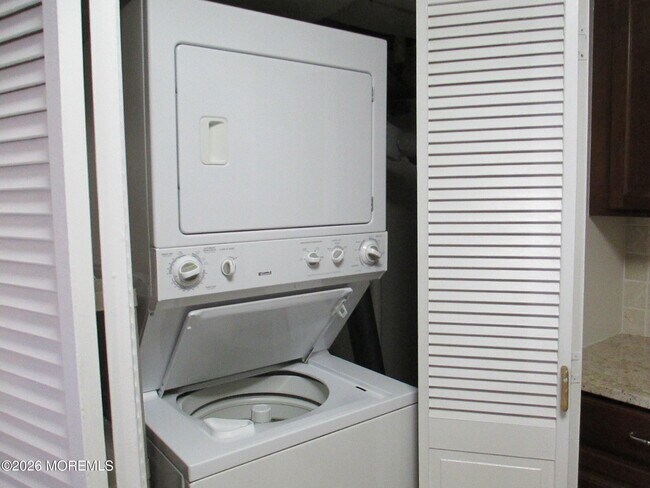 Building Photo - 32 Center Ave