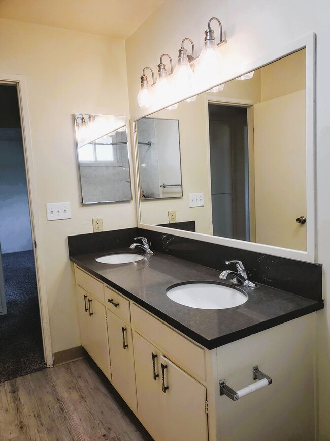 Building Photo - Just For You! Midtown Ventura prime location!