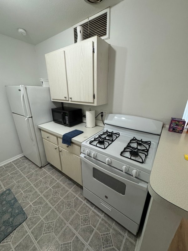 Building Photo - 1700 SW 16th Ct