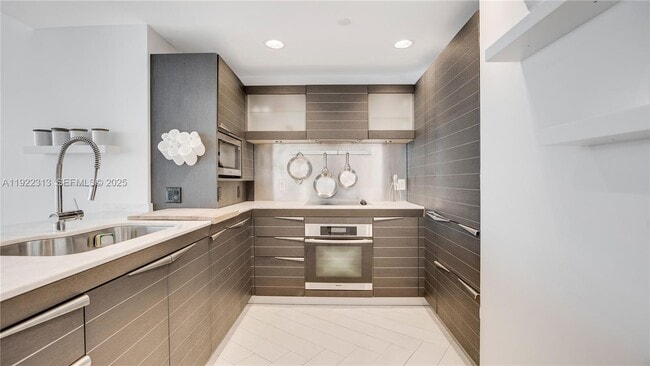 Building Photo - 200 Biscayne Blvd Way