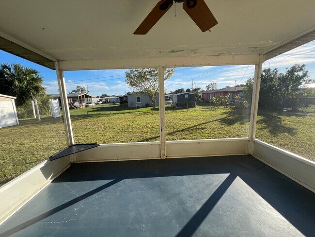 Building Photo - ** Annual ** 2 Bed / 1 Bath Single Family Home ** Conveniently Located ** $1,495