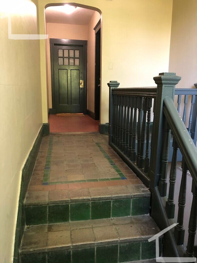 Building Photo - 4bed-1.5bath Egmont St. Apartment with Heat/Hot Water Included!