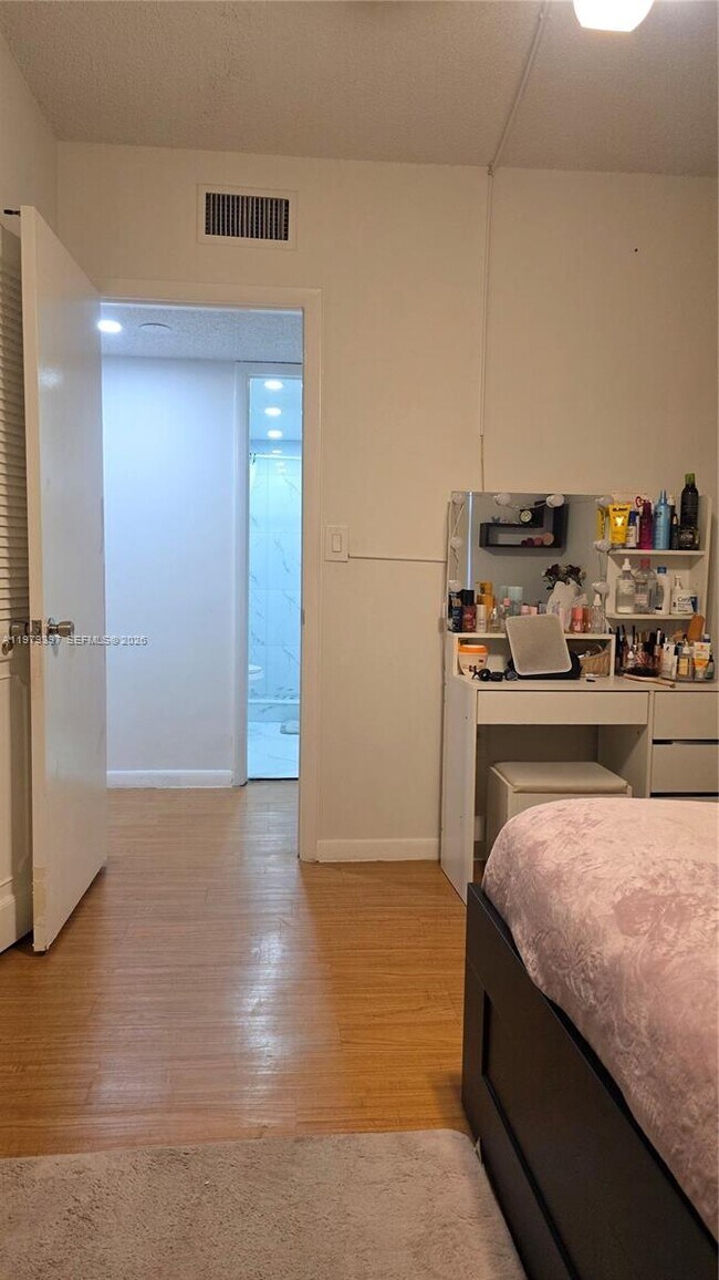 Building Photo - 750 NE 199th St