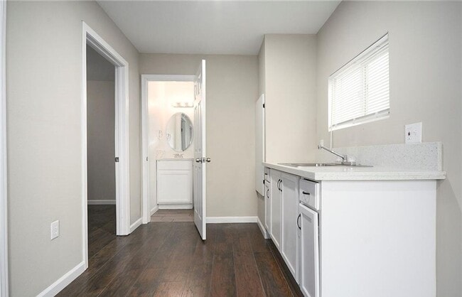 Building Photo - AVAILABLE NOW! LOVELY Remodeled 2 Bedroom ...