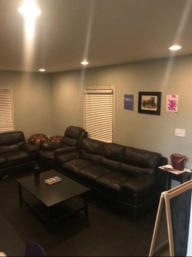 Building Photo - 2836 Summerfield Rd