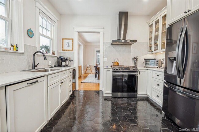 Building Photo - 36 Grand Ave