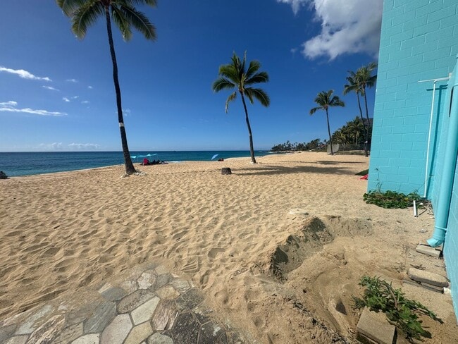 Building Photo - Oceanfront 1 Bedroom, 1 Bath - Makaha Beach Cabanas (Unfurnished)
