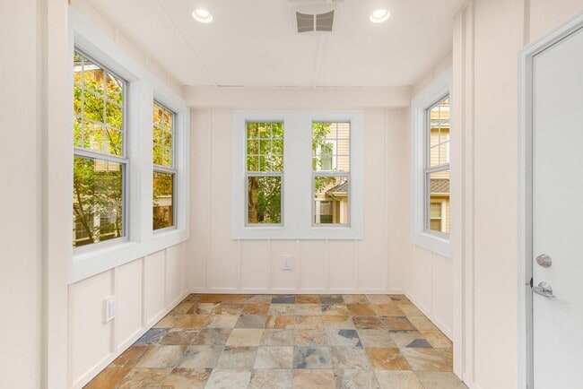 Building Photo - Updated 2 Bedroom 2 Bath Redmond - 1 Car D...