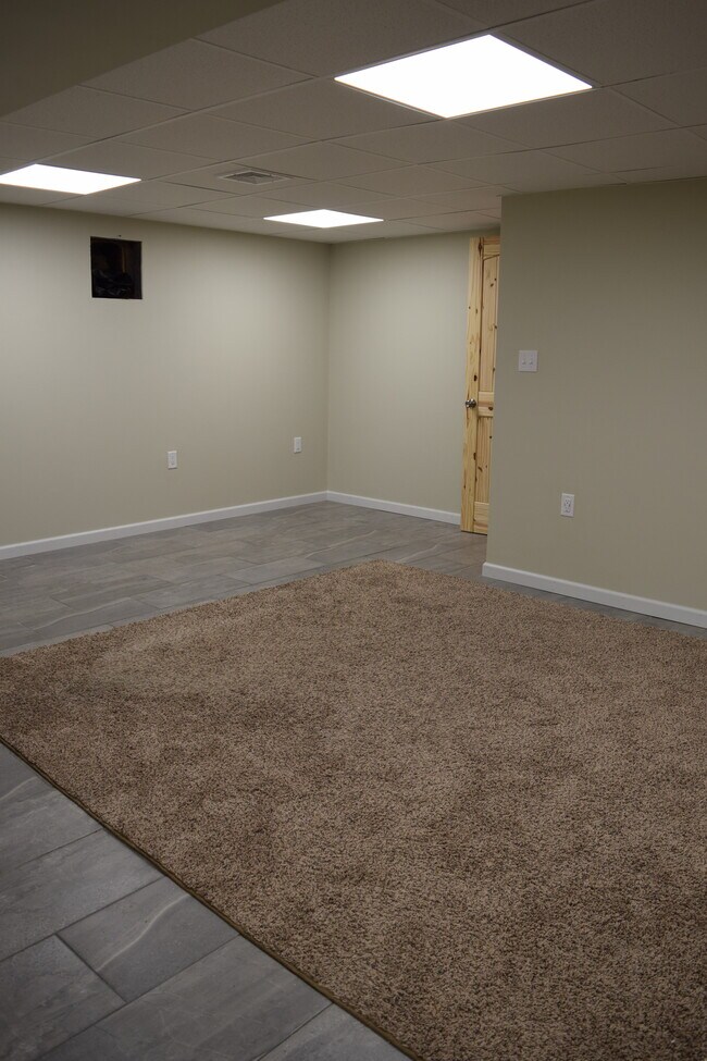 Building Photo - 999 Sunnyside Rd