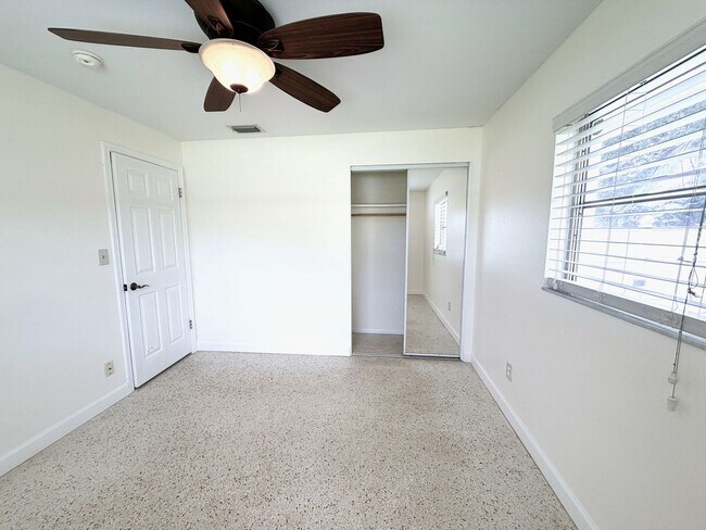 Building Photo - 3/2/1 car garage in S. Ft. Myers Off Cypress Lake!