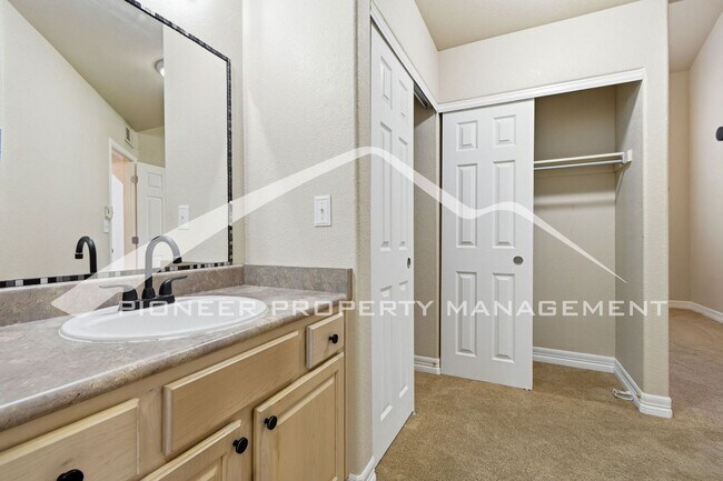 Building Photo - Awesome Townhome in Arvada