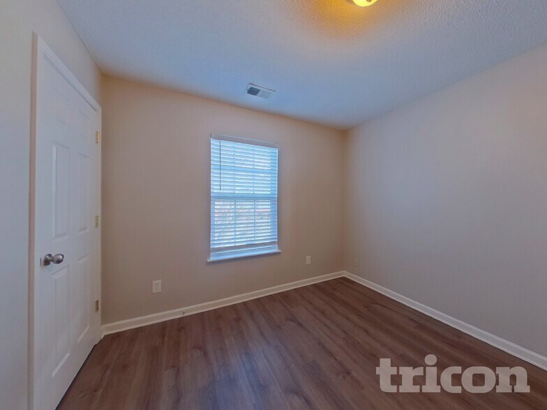 Building Photo - 349 Denman Loop