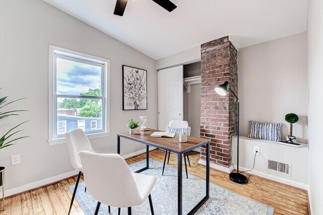 Building Photo - 2 Level Condo with parking, close to metro...