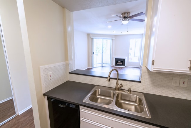 Interior Photo - 845 S. Kingsley