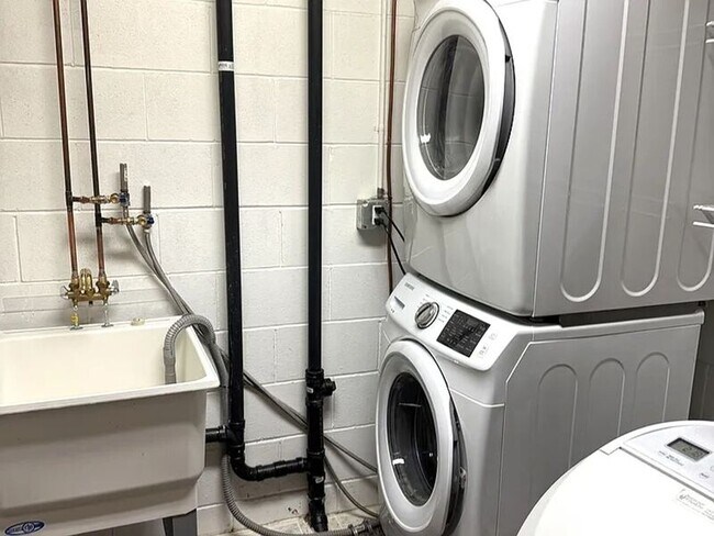 Building Photo - 7431 Rosewood Ln N