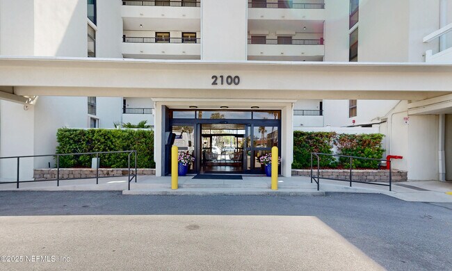 Building Photo - 2100 Ocean Dr S