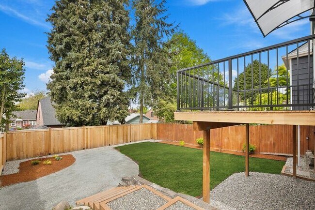 Building Photo - Gorgeous Remodeled West Seattle Craftsman w/ Air Conditioning