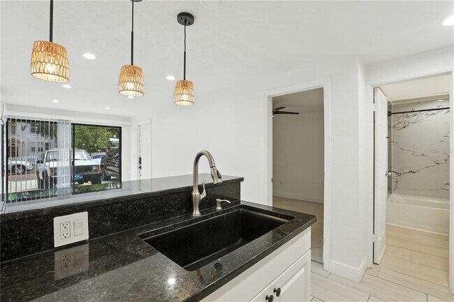 Building Photo - 614 N Hyer Ave