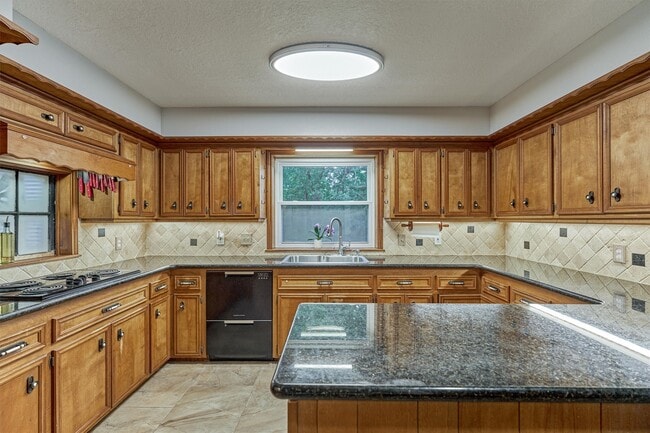 Building Photo - 660 Hillcrest Dr