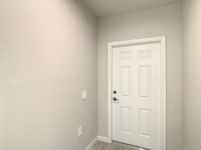 Building Photo - Villa Home in West Port - 3/2/2 close to s...