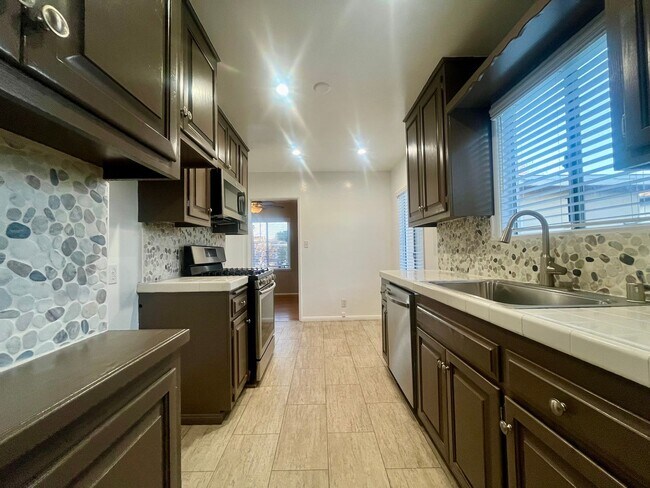 Building Photo - 3 BEDROOM/1 BATH HOUSE IN SOUTHWOOD RIVIERA TORRANCE