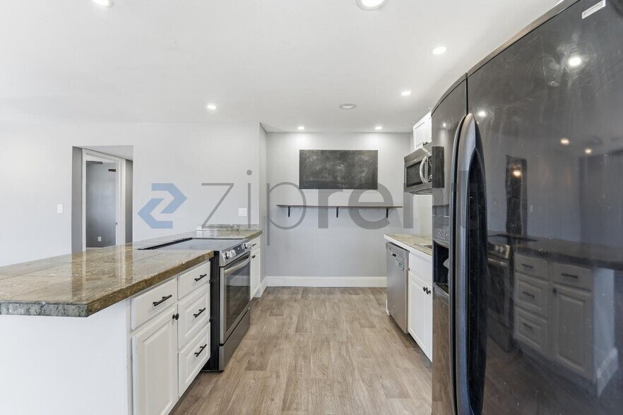 Building Photo - Unit