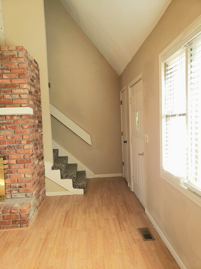 Building Photo - 8 NE 62nd Pl