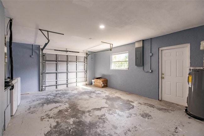 Building Photo - 11065 Waterford Ave