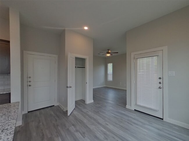 Building Photo - 9835 Willow Creek Commerce Dr
