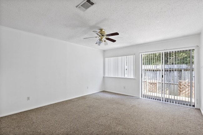 Building Photo - 3923 Old Oaks Dr