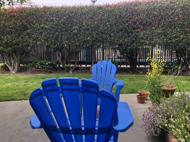 Building Photo - 3 Bed/ 2 Bathroom Town House in Santa Cruz