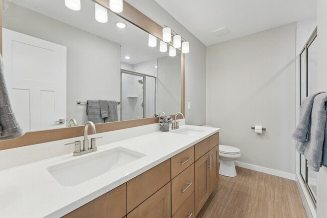 Equinox on Lincoln Fiona Master Bathroom - Equinox on Lincoln