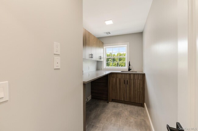 Building Photo - 2 Hallock Ct