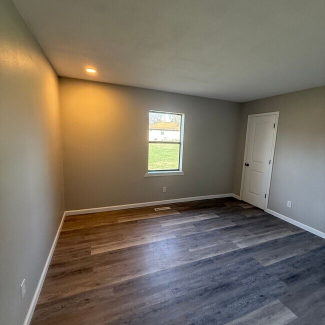 Building Photo - 3 Bedroom 2 bath remodeled Home