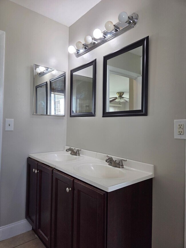 Building Photo - S. BISCAYNE & TAMIAMI TRAIL / 2 bedroom home / $ 1450